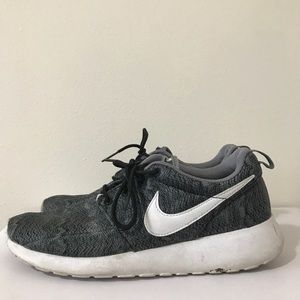 Nike Gray Patterned Roshe Run Size 6.5Y